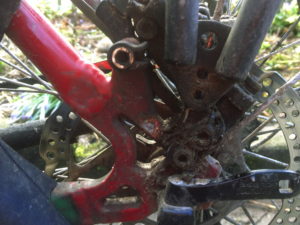 Abgescherte Schraube im Gewindegang eines Fahrradrahmens