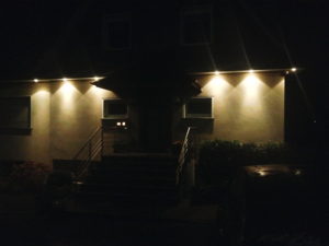 Hausfassade mit Beleuchtungselementen