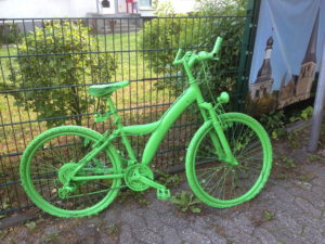 Grünes Fahrrad mit Anhängerkupplung