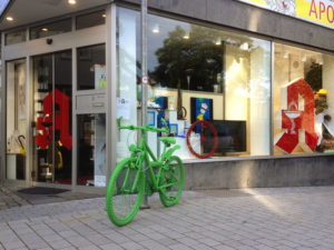 Grünes Fahrrad in der Fußgängerzone Mettmann