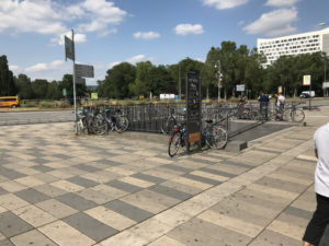 Abgestellte Fahrräder auf dem Bahnhofsvorplatz Wiesbaden